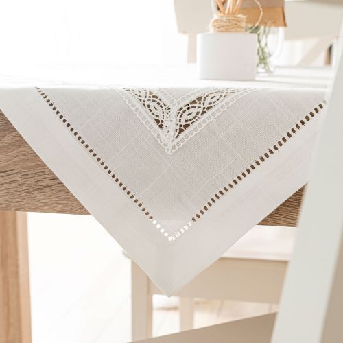 Serweta w kolorze białym z gipiurą, wykończona listwą, rozmiar 85x85 cm, Selvia