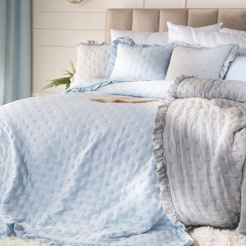 Narzuta na łóżko z dekoracyjną falbanką Werona, kolor baby blue, dostępna w 3 rozmiarach