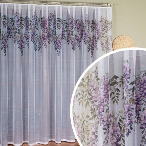 Długa firanka żakardowa Wisteria z białym tłem i kolorowym nadrukiem fioletowych i różowych kwiatów glicynii ze bliżenie wzoru, wysokość 220–240 cm, dekoracja okienna na metry