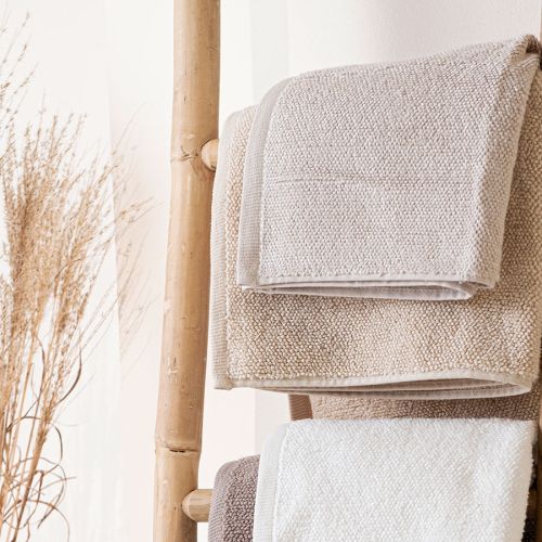 Ręcznik bawełniany w kolorze jasnobeżowym, oferowany w dwóch rozmiarach, Leon