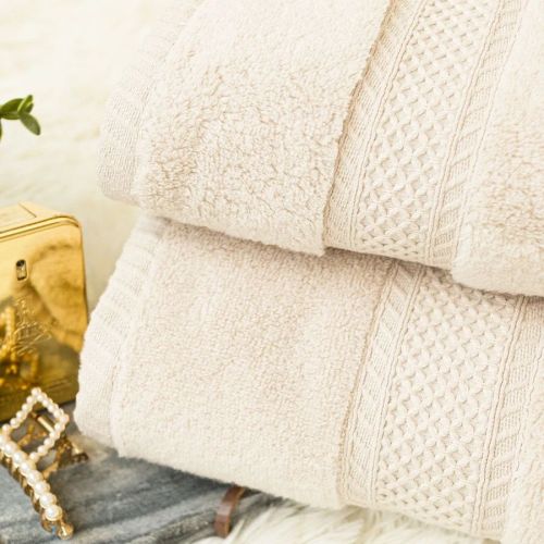Miękki i delikatny ręcznik bawełniany w kolorze ciemnokremowym, oferowany w dwóch rozmiarach, Rodos