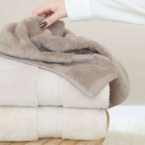 Miękki i delikatny ręcznik bawełniany w kolorze ciepłego brązu, oferowany w dwóch rozmiarach, Rodos