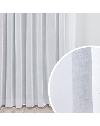 alt="Nowoczesny salon z białą, zwiewną firaną z woalu kreszowanego."