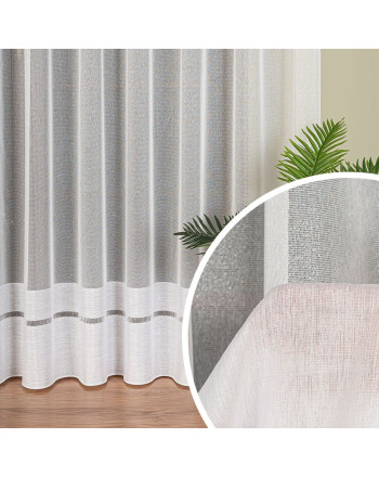 alt="Długa, biała firana do salonu z błyszczącej przędzy, z widocznym poziomym pasem w dolnej części i zbliżeniem na fakturę materiału. Firana ma wysokość 300 cm i jest wykończona ołowianką."