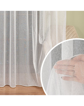alt="Firanka z mikrosiateczki w kolorze śnieżnej bieli, z delikatnym połyskiem i szwem obciążającym – elegancka dekoracja okienna do salonu lub sypialni."