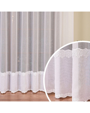 alt="Firana z białej zagęszczonej siateczki z kwiatowym wzorem haftowanym, wysokość 280 cm, styl rustykalny i skandynawski"