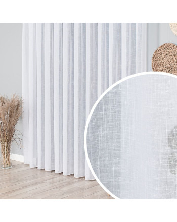 Biała firana batystowa o strukturze lnu, wisząca w salonie, z okrągłym przybliżeniem pokazującym splot tkaniny.