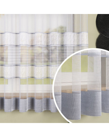 Krótka firanka żakardowa z nowoczesnym wzorem pasowy, kolor biało-szary, oferowana w 2 wysokościach - sprzedawana na metry
