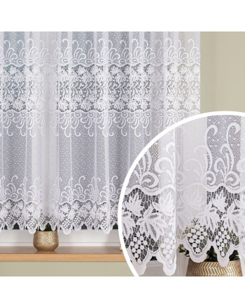 Biała firanka żakardowa z ażurowym wzorem pasowym, zawieszona na oknie, widok zbliżenia na detale