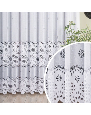 Długa firanka żakardowa z ażurowym wzorem pasowym i falą ciętą laserowo, zawieszona na oknie balkonowym ze zbliżenie  wzoru