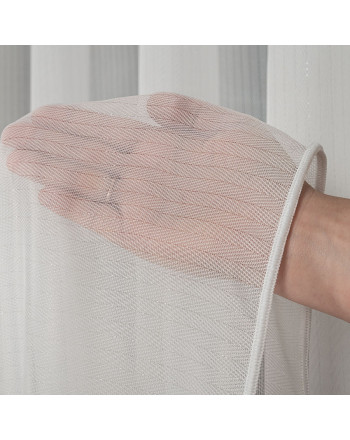 Firana wykonana z delikatnie błyszczącej przędzy z ołowianką, wzór jodełki, kolor biały ze srebrną nicią, wysokość 300 cm, Jodełka - sprzedawana na metry