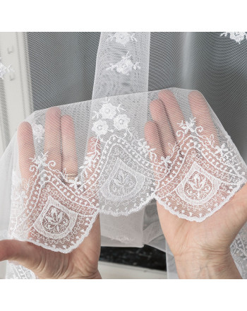 Krótka firanka z roślinnym, błyszczącym haftem na całej wysokości, kolor biały, wysokość 180 cm