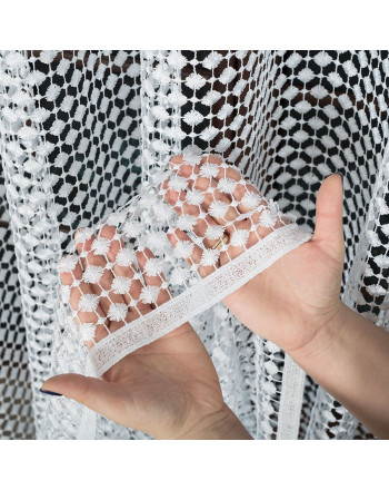 Biała tkanina gipiurowa ze srebrnym błyskiem w kropki, wysokość 280 cm, 061757 - sprzedawana na metry