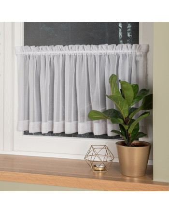 Biała gotowa zazdrostka woalowa z przędzy w 100%  z recyklingu, oferowana w dwóch rozmiarach, EKO