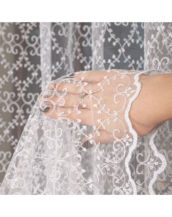 Krótka haftowana firanka z zagęszczonym haftem po całości w kolorze białym, wysokość 180 cm - sprzedawana na metry