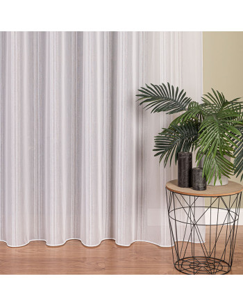 alt="Długa firana woalowa na metry, w kolorze białym z pionowymi szarymi paskami, o wysokości 300 cm, wykończona ołowianką."