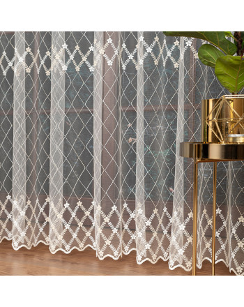 Długa delikatna kremowa firanka z  haftem w kolorze biało-beżowym, wysokość 285 cm - sprzedawana na metry