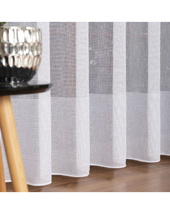 Długa delikatna firanka o strukturze deszczyku ozdobiona poziomymi pasami ze srebrnej nici, kolor biały, wysokość 300 cm - sprzedawana na metry