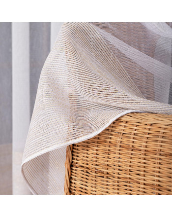 Długa delikatna firanka o strukturze deszczyku ozdobiona poziomymi pasami ze złotej nici, kolor biały, wysokość 300 cm - sprzedawana na metry