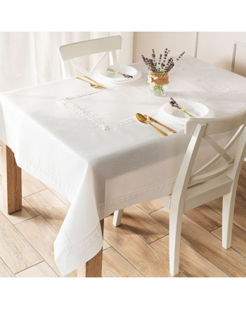 Elegancki biały obrus Modena z koronkową gipiurą rozłożony na drewnianym stole w jadalni.