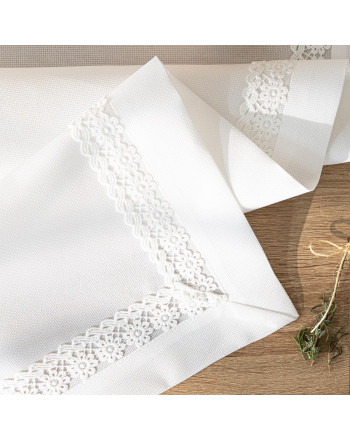 Bieżnik biały z tkaniny strukturalnej , obszyty dookoła koronkową gipiurą, kilka rozmiarów, Modena