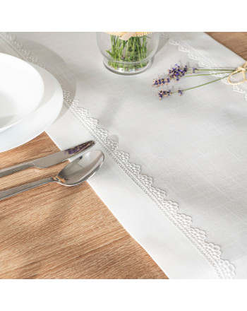 Bieżnik z tkaniny strukturalnej wykończony na brzegach delikatną gipiurą, kolor biały, dwa rozmiary, Karmen