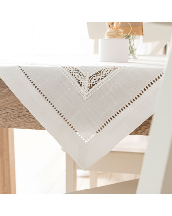 Serweta w kolorze białym z gipiurą, wykończona listwą, rozmiar 85x85 cm, Selvia