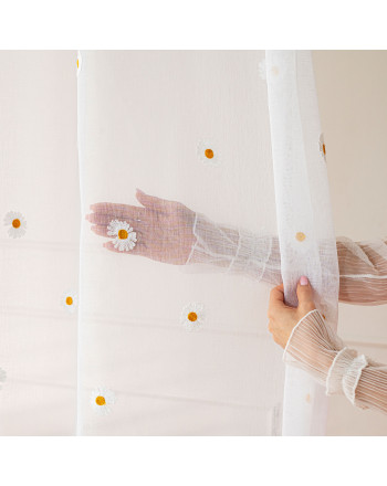 Firanka do salonu na przelotkach, haftowane stokrotki Bellis, rozmiar 140x250 cm 
