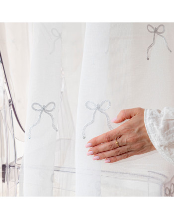 Długa firana do salonu, biała etamina ze srebrnymi kokardkami, wysokość 290 cm, Kokardka - sprzedawana na metry
