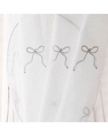 Firana do salonu na taśmie Kokardka etamina z haftowanymi srebrnymi kokardami, 140x250 cm