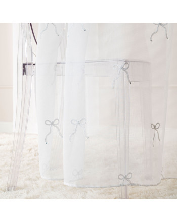 Firana do salonu na przelotkach Kokardka etamina z haftowanymi srebrnymi kokardami, 140x250 cm