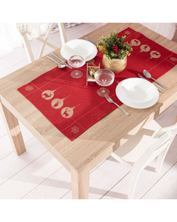 Czerwony bieżnik świąteczny z haftem złotych reniferów i bombek na drewnianym stole – dekoracja na Boże Narodzenie