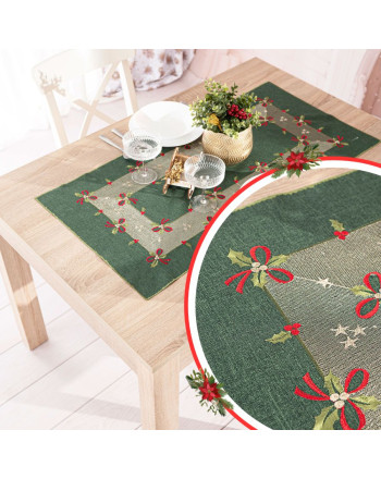 Bieżnik świąteczny z haftem „Świąteczne kokardy” w zielonym kolorze na świątecznym stole ze zbliżeniem wzoru