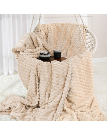 Puszysty i miękki wytłaczany koc, kolor ciemny beżowy, oferowany w dwóch rozmiarach, Mikos