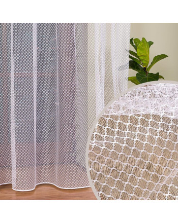 Nowoczesna biała firanka o strukturze siatki, z bliska pokazany jej geometryczny wzór plastra miodu.