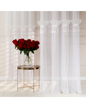 Firana do salonu na przelotkach Egret z ozdobnym pasem z frędzelkami rozmiar 140x250 cm 