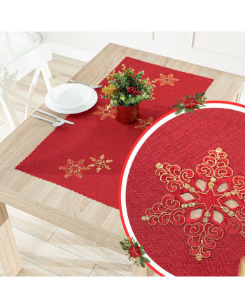 Czerwony bieżnik świąteczny z haftowanymi złotą nicią śnieżynkami – dekoracja stołu „Błyszczące Śnieżynki” ze zbliżeniem wzoru.