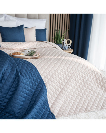 Narzuta na łóżko z grubszej tkaniny strukturalnej Jodełka, kolor jasny beżowy, dostępna w 2 rozmiarach