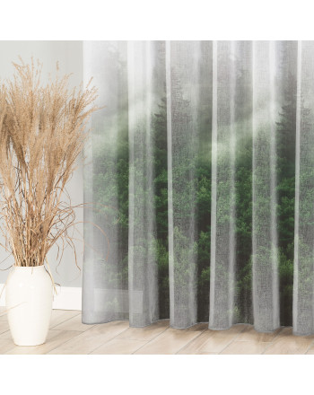 Długa firana z nadrukiem leśnym FOREST na półprzezroczystej etaminie, wisząca w nowoczesnym salonie, obok wazonu z suchymi trawami.