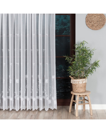 Firana haftowana w kwiatowy wzór na przelotkach w kolorze białym - szyta na wymiar