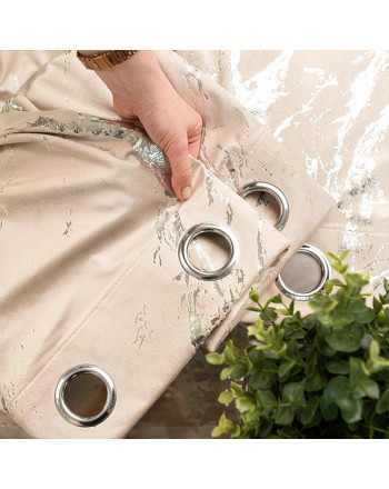 Gotowa zasłona welwetowa Marma na przelotkach ze srebrnym nadrukiem, kolor jasny beżowy, rozmiar 140x250 cm