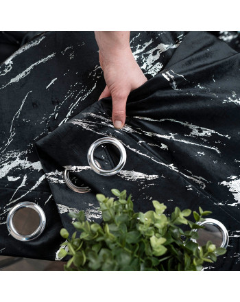 Gotowa zasłona welwetowa Marma na przelotkach ze srebrnym nadrukiem, kolor czarny, rozmiar 140x250 cm