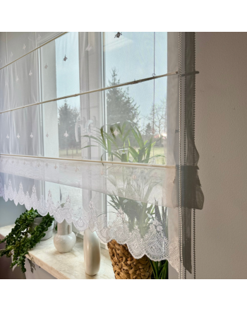 Roleta rzymska firanowa do kuchni z delikatnym wzorem wykończona falbanką, kolor biały, Lavinia - szyta na wymiar
