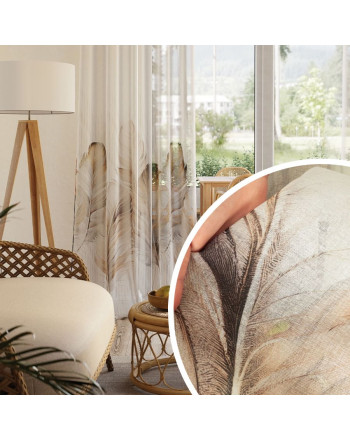 Zbliżenie na nadruk piór na białej tkaninie etaminowej – firana Nataniel, dekoracyjny motyw w stylu boho