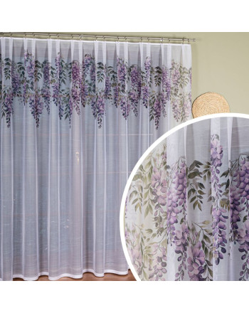 Długa firanka żakardowa Wisteria z białym tłem i kolorowym nadrukiem fioletowych i różowych kwiatów glicynii ze bliżenie wzoru, wysokość 220–240 cm, dekoracja okienna na metry