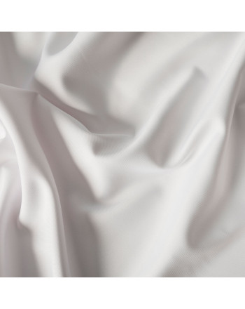 Biały obrus wodoodporny Nina wykończony chmurką