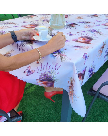 Obrus z tkaniny wodoodpornej z nadrukiem w kolorystyce fioletowo-beżowej, wykończony chmurką, Lavette - szyty na wymiar