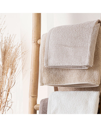 Ręcznik bawełniany w kolorze jasnobeżowym, oferowany w dwóch rozmiarach, Leon