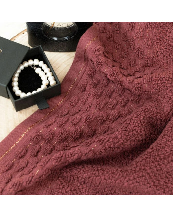 Ręcznik bawełniany frotte z tłoczoną bordiurą i złotą nitką, kolor burgundowy, oferowany w dwóch rozmiarach, Neptun