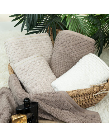 Ręcznik bawełniany frotte z tłoczoną bordiurą i złotą nitką, kolor kremowy, oferowany w dwóch rozmiarach, Neptun